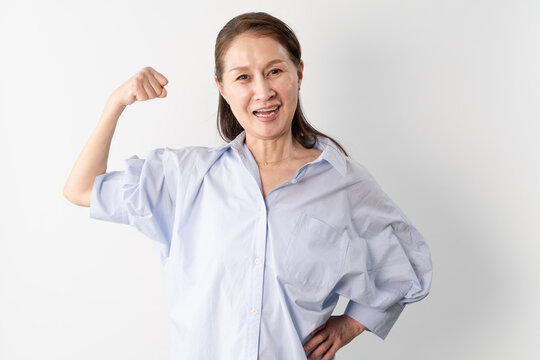 私服のシニア女性の立ち姿　ライフスタイルイメージ