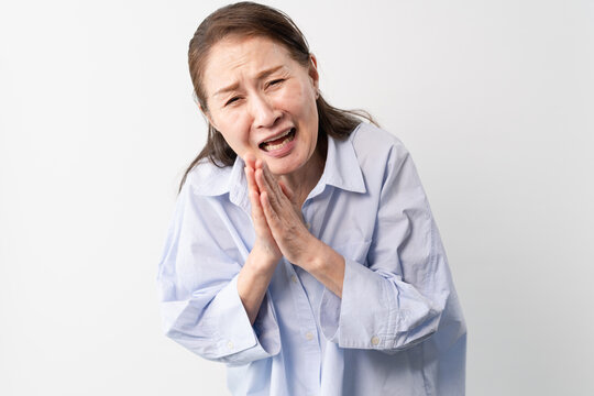 私服のシニア女性の立ち姿　ライフスタイルイメージ