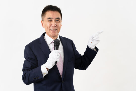 マイクを持ちながら選挙演説をするシニア男性