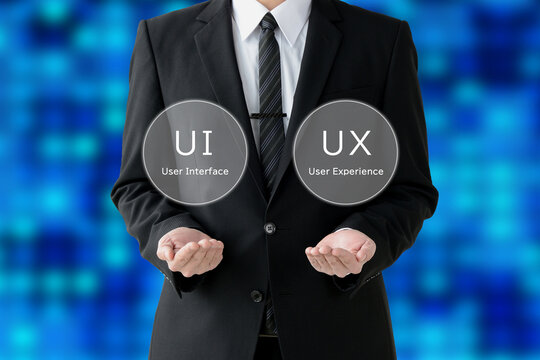 UIとUXのダイアグラムを掲げるビジネスマン
