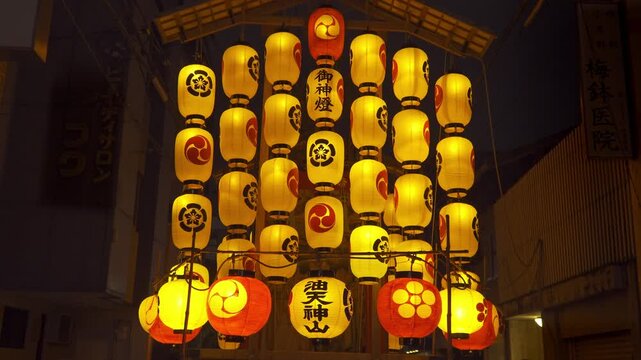 京都の祇園祭　前祭の宵山　点滅しながら風に揺れる油天神山（あぶらてんじんやま）の提灯　