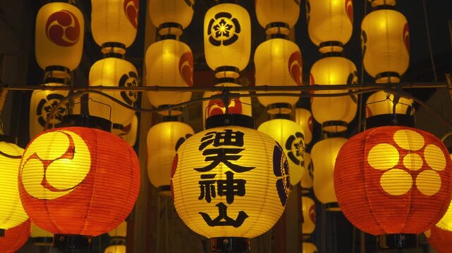京都の祇園祭　前祭の宵山　点滅しながら風に揺れる油天神山（あぶらてんじんやま）の提灯