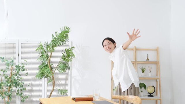 部屋で踊るミドル女性。リラックス、笑顔、嬉しい、喜ぶ、楽しい、元気、ダンス、満足、開放感、自由、主婦