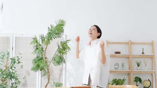部屋で踊るミドル女性。リラックス、笑顔、嬉しい、喜ぶ、楽しい、元気、ダンス、満足、開放感、自由、主婦