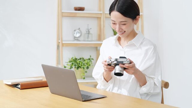 デジタルカメラを使う女性。写真、動画、編集、撮影、カメラマン、カメラ女子、現像、スタジオ、趣味、副業