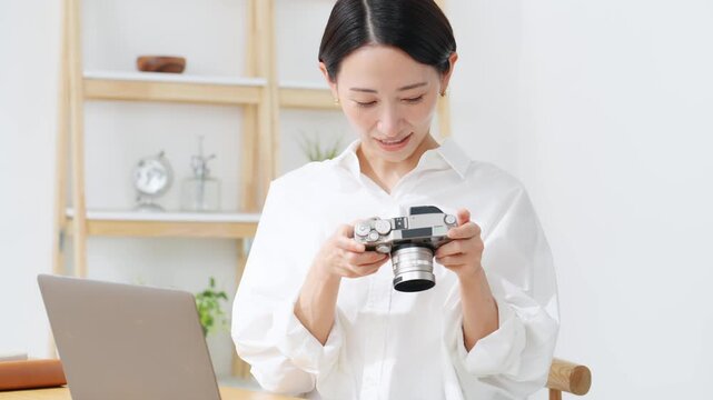 デジタルカメラを使う女性。写真、動画、編集、撮影、カメラマン、カメラ女子、現像、スタジオ、趣味、副業