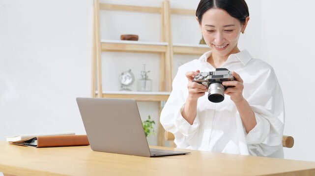 デジタルカメラを使う女性。写真、動画、編集、撮影、カメラマン、カメラ女子、現像、スタジオ、趣味、副業