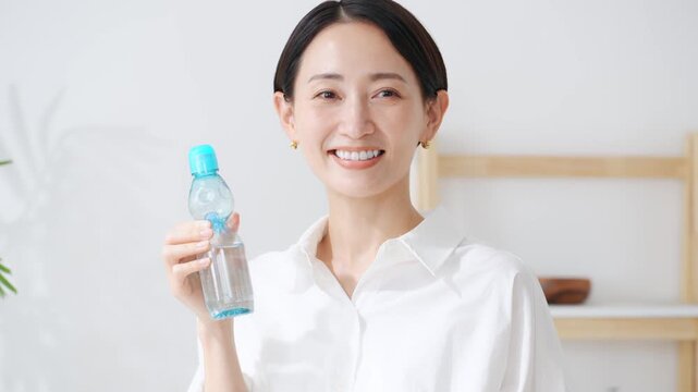 ラムネを飲む女性。夏、お祭り、飲み物、炭酸飲料、清涼飲料、清涼感、レトロ、瓶、カジュアル、ミドル