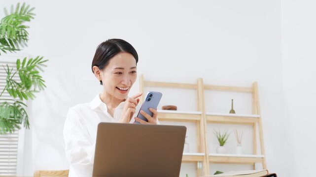 笑顔でスマホを見るミドル女性。アプリ、SNS、動画、お得、クーポン、ポイント、ポイ活、ネット通販