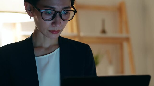 暗い部屋でパソコンを見るミドル女性。残業、夜、オフィス、仕事、作業、SE、エンジニア、画面、開発