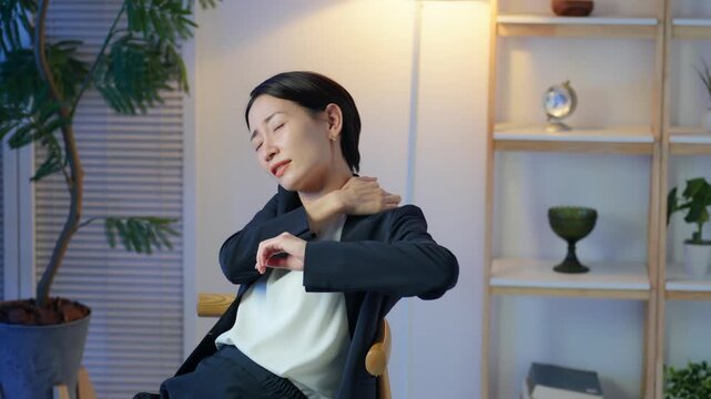 肩こりを感じるミドル女性。疲労、疲れ、仕事、ストレス、悩み、四十肩、残業、夜、しんどい、会社員