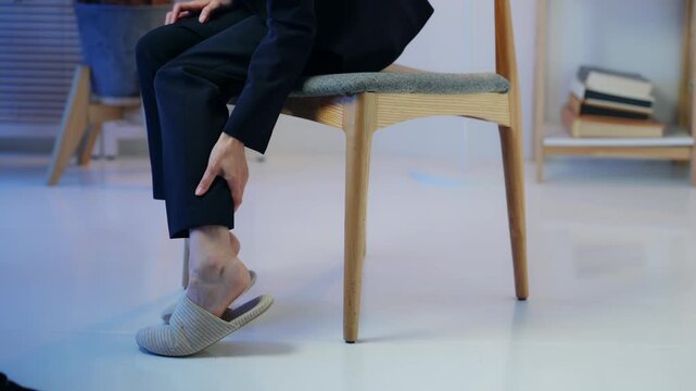 足をマッサージする女性。フットケア、疲労、攣る、足首、ふくらはぎ、疲れ、痛み、筋肉痛、こむら返り