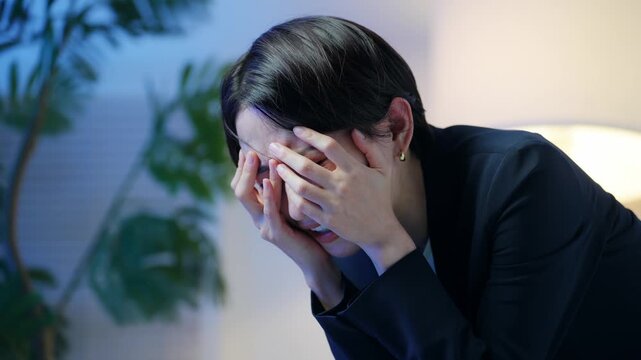 落ち込む女性ビジネスパーソン。ストレス、悩み、心配、不安、トラブル、暗い、疲労、孤独、しんどい