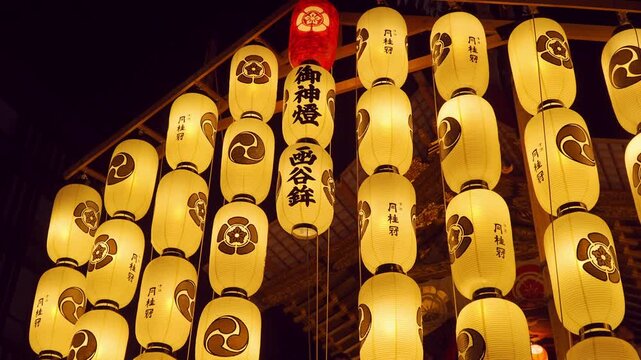 京都の祇園祭　前祭の宵山　風に揺れる函谷鉾（かんこほこ）の提灯