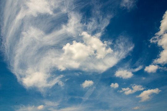 Ein blauer Himmel mit Wolken
