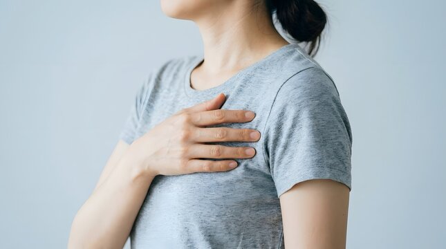 胸を押さえて不安そうな表情の女性