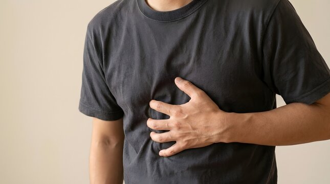 みぞおちや胃の痛みに苦しむ男性