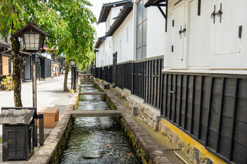 飛騨古川　白壁土蔵の街並みと瀬戸川に泳ぐ鯉 © Hiro074
