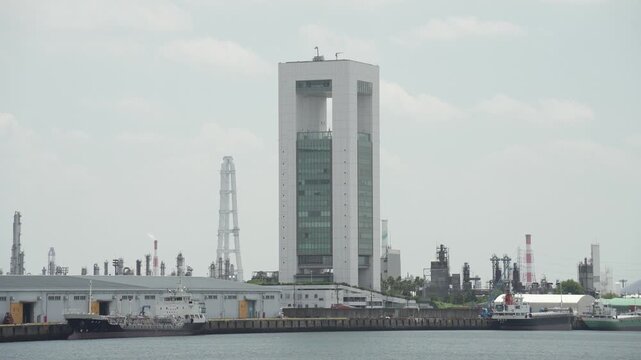 青空に映える四日市ポートビル 四日市港のランドマークと晴天の風