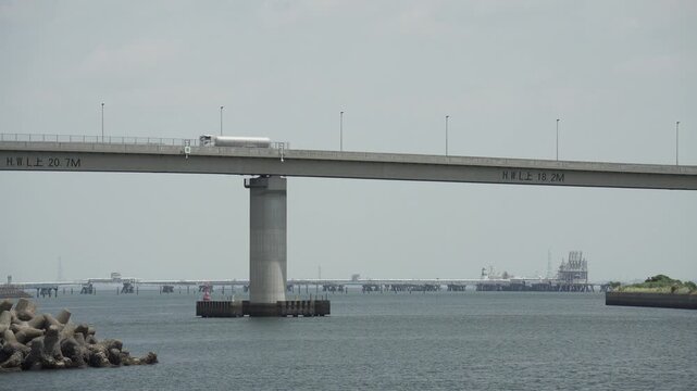 四日市港の湾郭と遠方に見える名港トリトン・高架橋の景観 4K