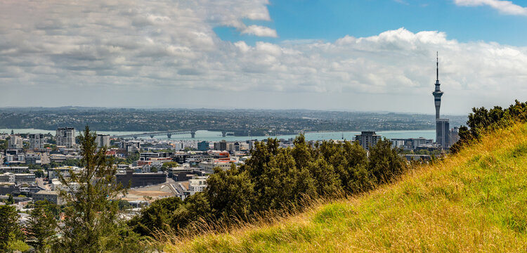 Panoramablick vom Mount Eden auf die Skyline von Auckland CBD mit Sky Tower und Rangitoto Island, Nordinsel, Neuseeland