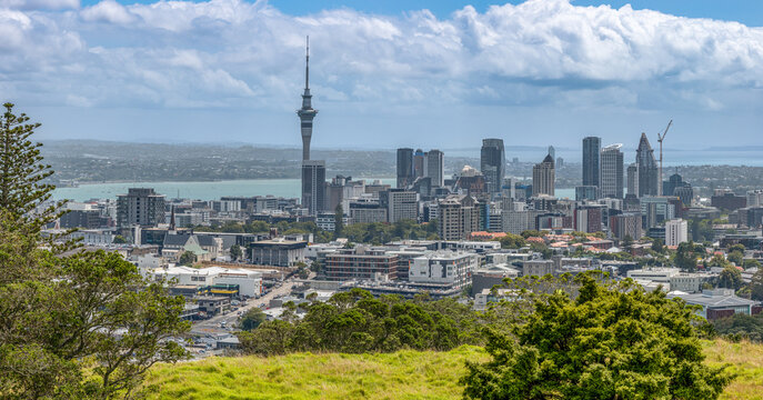 Panoramablick vom Mount Eden auf die Skyline von Auckland CBD mit Sky Tower und Rangitoto Island, Nordinsel, Neuseeland