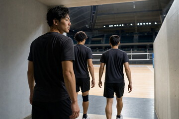 Fototapeta premium 休憩後に明るいコートへ戻る男子バレーボール選手