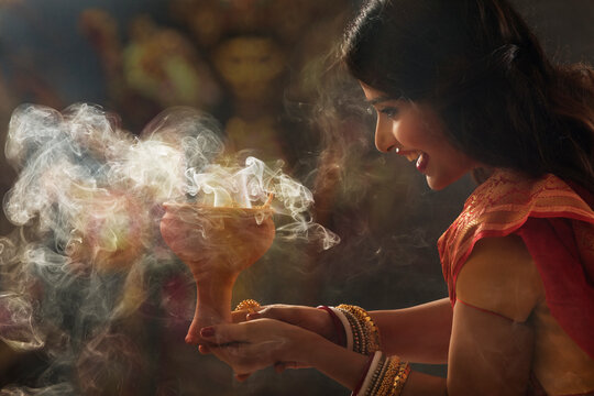 Bengali woman doing a Dhunuchi dance