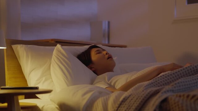 睡眠時に口呼吸の女性
