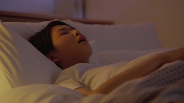 睡眠時に口呼吸の女性