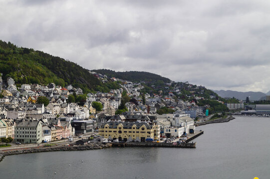 418 Stufen f&uuml;hren hinauf auf den Aksla den Stadtberg von Alesund in Norwegen