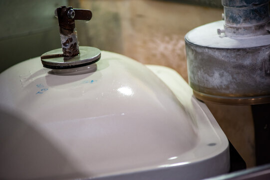 Washing on the assembly line in the sink manufacturing workshop