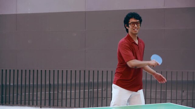 Video of concentrated man playing table tennis