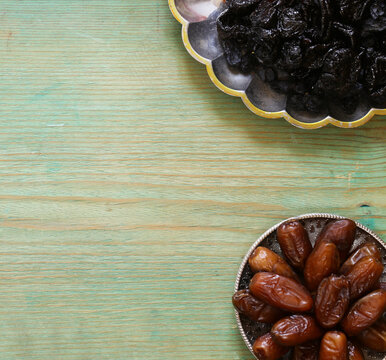 Oriental sweets (baklava, rahat loachum) and dried fruits