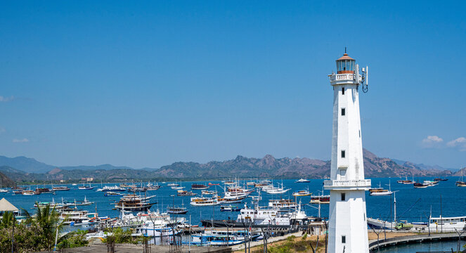 Ville et port de Badjo, Ile de Flores , Indon&eacute;sie