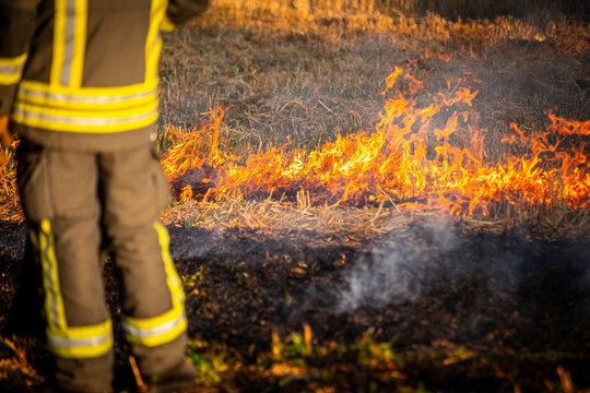 Feuerwehr &uuml;bt einen Feldbrand bei Gerlingen