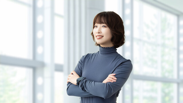 腕組みをする笑顔の女性・ビジネスウーマン, Smiling Businesswoman with Arms Crossed