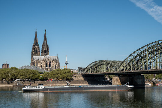 Binnenschiff vor K&ouml;lner Dom und Hohenzollernbr&uuml;cke auf dem Rhein &ndash; K&ouml;ln, Nordrhein-Westfalen, Deutschland