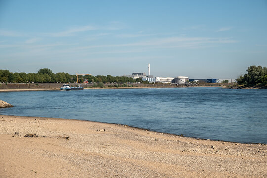 Binnenschiff passiert Industrieanlagen am Rhein im K&ouml;lner Norden, K&ouml;ln, Nordrhein-Westfalen, Deutschland