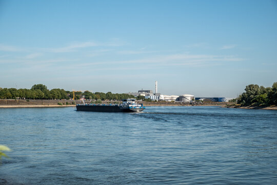 Binnenschiff auf dem Rhein mit Industriegebiet im Hintergrund, K&ouml;ln, Nordrhein-Westfalen, Deutschland