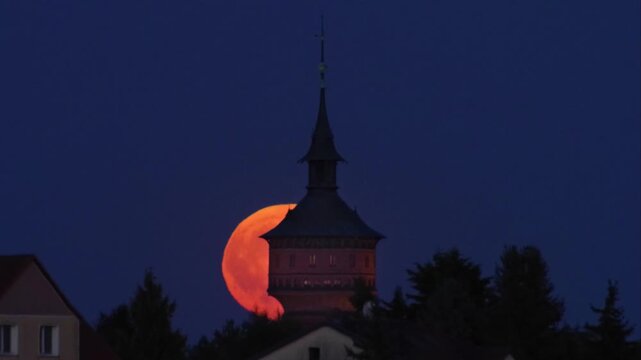 Mondaufgang am Wasserturm in Forst (Lausitz)