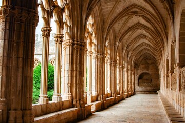 Obraz premium Stone columns defining the corridor with intricate arches in the historic monastery building