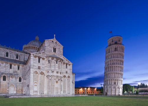 Tuscany, Pisa, Cathedral Square (Piazza del Duomo), Leaning Tower of Pisa (Torre di Pisa) at Dawn