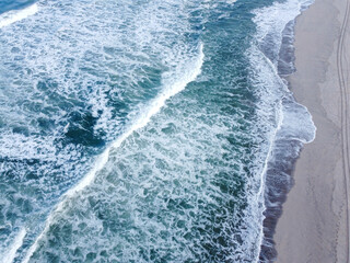 Obraz premium Aerial view of ocean waves on sandy beach The Concept of nature