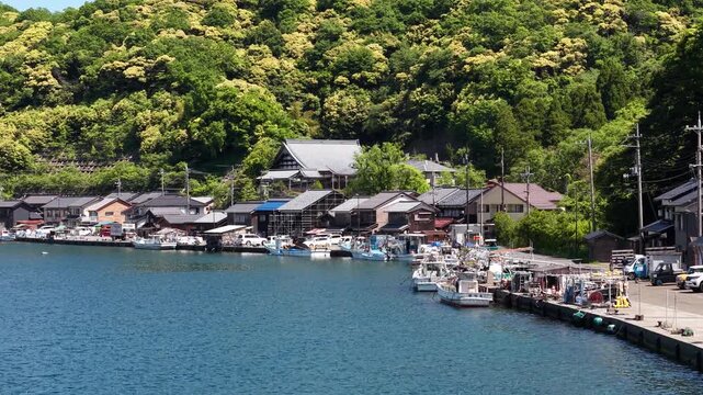 スマホ向けBロール・穏やかな海と港町の背景素材 / Mobile B-roll Calm Sea and Port Town Background