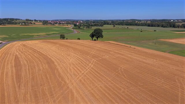 Abgeerntetes Getreidefeld, Stoppelfeld, Sommer, Trockenheit, Klimawandel, Luftaufname, Drohnenaufnahme, Landschaft, Bayern, Deutschland