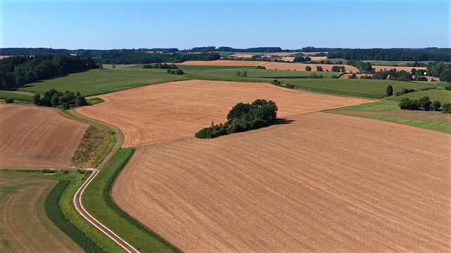 Abgeerntetes Getreidefeld, Stoppelfeld, Sommer, Trockenheit, Klimawandel, Luftaufname, Drohnenaufnahme, Landschaft, Bayern, Deutschland