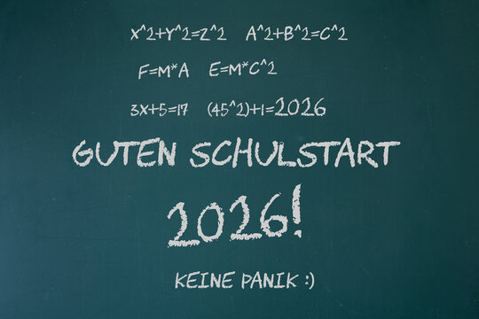 Tafel mit Text GUTEN SCHULSTART 2026 und einer mathematischen Formel als humorvollen Zusatz