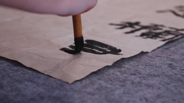 Brush calligraphy changes from partial close-up to hand writing