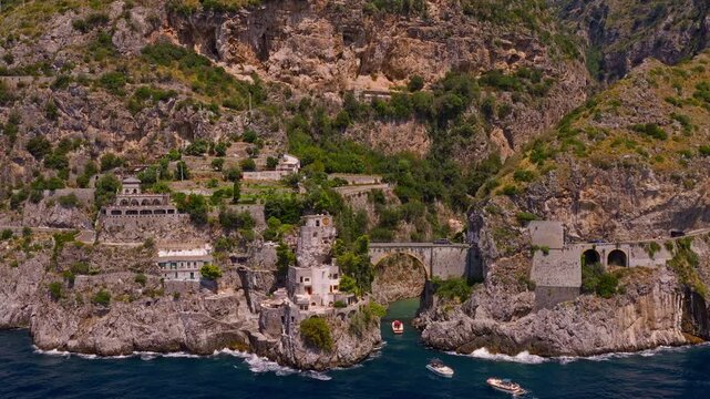 Esplorazione aerea della Costiera Amalfitana: l'incredibile paesaggio del Fiordo di Furore visto dal mare azzurro.